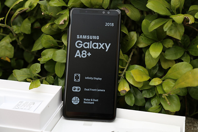 Với tính năng xóa phông chủ động (Live Focus) trên Galaxy A8+, người dùng có thể kiểm soát độ sâu trường ảnh (xóa phông với các cấp độ khác nhau) để tạo ra bức ảnh selfie xóa phông. Đặc biệt, người dùng có thể điều chỉnh mức độ xóa phông và vùng lấy nét trước hoặc sau khi chụp.