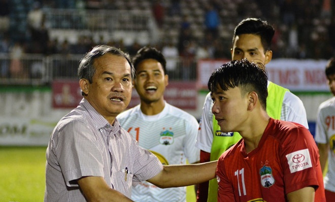 Ông mạnh tay vung tiền để đầu tư vào dàn cầu thủ chất lượng. Nhờ đó, đội bóng của ông liên tục gặt gái thành công tại V-League. Ảnh: Zing.