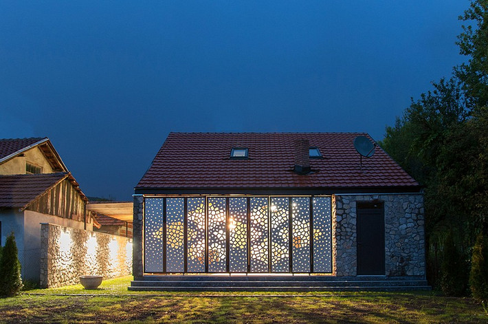 Nhà 1 tầng gác lửng lung linh dưới ánh đèn. Nguồn ảnh: Homeworlddesign.