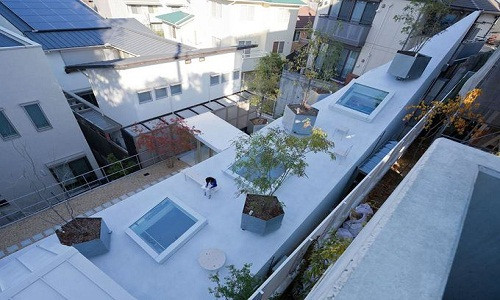Trên diện tích 3.340 m2, nhà được thiết kế một phần dưới mặt đất còn một phần nổi trên mặt đất.