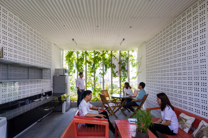 Trần nhà dạng gợn sóng mang đến cảm giác thân thuộc.
