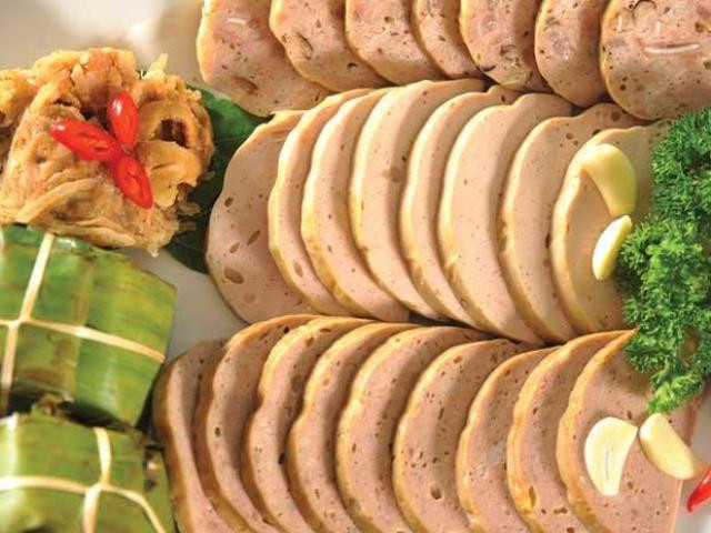 Khi mua giò, cần cắt miếng. Nếu giò không có nhiều lỗ nhỏ trên mặt là bị pha thêm bột. Ảnh: Dân Việt.