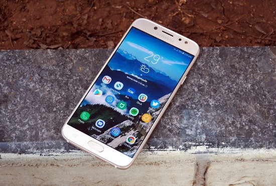Không chỉ sở hữu camera chính ấn tượng, Galaxy J7 Pro còn được Samsung đầu tư vào camera selfie với ống kính khẩu độ lớn f/1.9, tích hợp đèn flash LED riêng giúp chụp.
