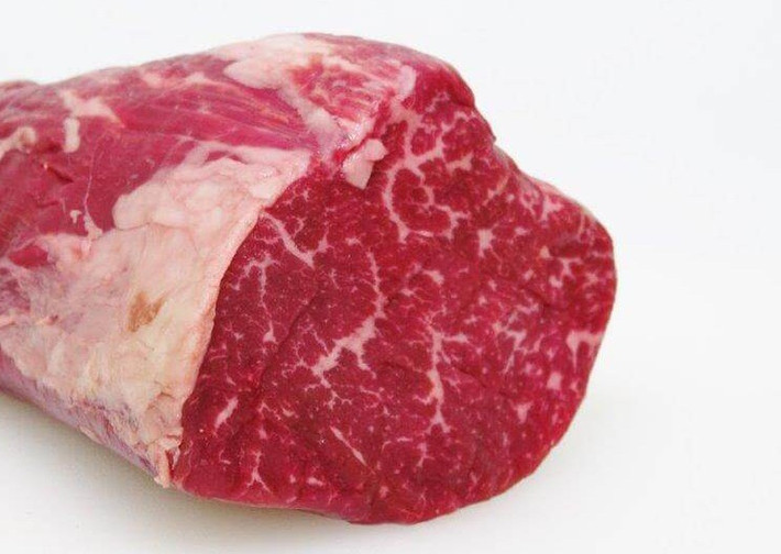 Sau khi nhập về Việt Nam, thịt bò Kobe có giá dao động từ hơn 2 triệu - 5 triệu đồng/kg.