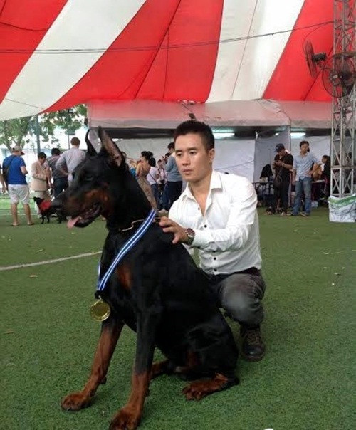 Chàng trai Nguyễn Hoàng (sinh 1986) ở Trương Định, Hoàng Mai, Hà Nội, ông chủ trại chó Doberman được bạn trẻ khắp cả nước biết đến và ngưỡng mộ. Ảnh: VTC.