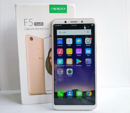 Oppo F5 Youth vẫn sở hữu màn hình tràn viền, bảo mật vân tay, camera trước chụp selfie vẫn sở hữu công nghệ trí tuệ nhân tạo AI với các tính năng tương tự như giảm độ phân giải xuống còn 16 megapixel. Camera sau của F5 Youth cũng giảm xuống 13 megapixel khẩu độ f/2.2.