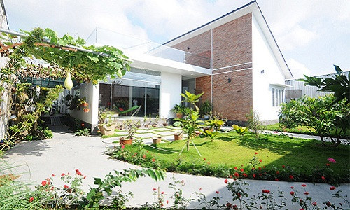 Nằm tại thành phố Sa Đéc (Đồng Tháp), ngôi nhà vườn 1 tầng gây ấn tượng bởi sự hòa quyện của nét đẹp hiện đại và nét đẹp tự nhiên.
