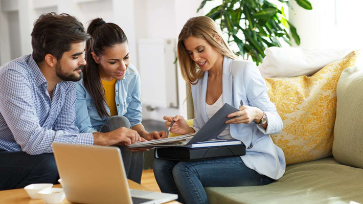 Tư vấn chuyển nhà toàn cầu - Thu nhập ước tính hàng năm: 69.926 USD Hầu hết mọi người chưa từng nghe đến chức danh này. Họ là người tư vấn cho những người lao động khi phải chuyển chỗ ở theo yêu cầu của công việc, giúp ổn định cuộc sống ở khắp các bang tại Mỹ hay thậm chí trên toàn thế giới. Để làm công việc này, họ phải hợp tác chặt chẽ với bộ phận nhân sự của công ty và các nhà cung cấp bên ngoài.