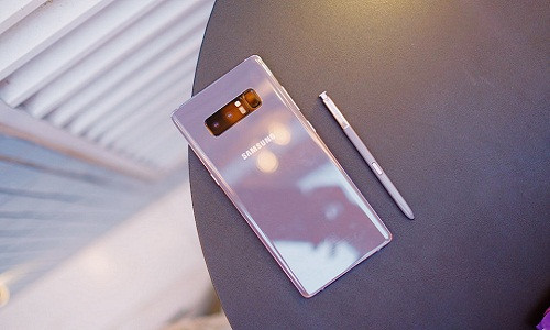Sau khi Galaxy Note 8 đen và vàng lên kệ vào ngày 29/9/2017, đầu năm nay Samsung tiếp tục chiều lòng người dùng khi mở bán thêm phiên bản màu tím khói. Khác với những tông màu quen thuộc trên thị trường, Galaxy Note 8 không đơn thuần dừng lại ở một thiết bị công nghệ mà còn mang đậm hơi thở thời trang hiện đại. Ảnh: Duy Tín.