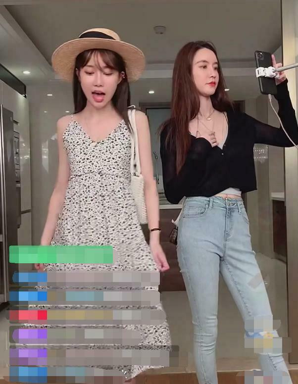 Năm 2018, Trương Đại Dịch thu về doanh thu hơn một tỷ NDT (tương đương 145 triệu USD) nhờ bán các sản phẩm thông qua cửa hàng trực tuyến. Ảnh: Weibo.