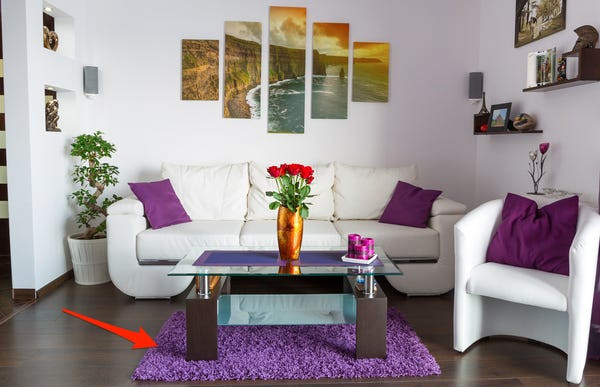 Khi thiết kế nội thất phòng khách, rất ít gia chủ để ý tới kích thước thảm trải sàn vì cho rằng không quá quan trọng. Tuy nhiên, một tấm thảm quá lớn hoặc quá nhỏ đều có thể làm rối tung toàn bộ không gian.