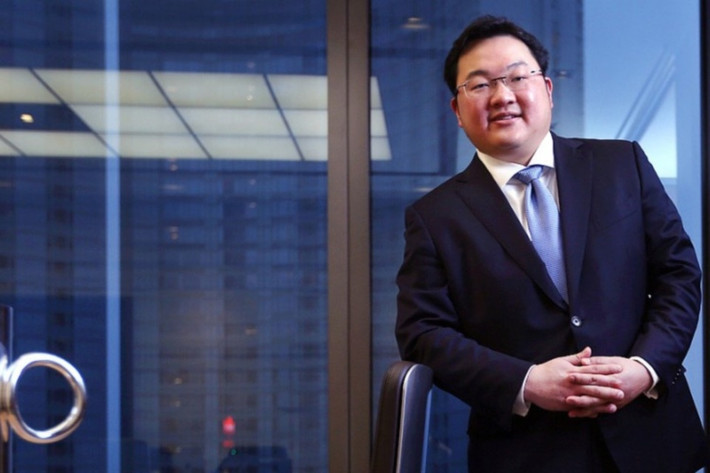 Jho Low tên thật là Low Taek Jho, sinh năm 1982 trong gia đình tài phiệt giàu có của đất Malaysia. Vị đại gia này sở hữu hàng chục biệt thự triệu đô khắp London, Los Angeles, New York, chủ nhân của phi cơ riêng Bombardier Global 5000 giá 35 triệu USD.