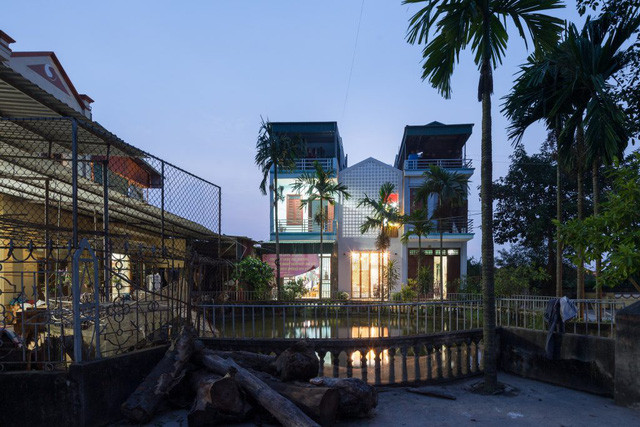 Có mặt tiền khá đẹp với trước mặt là hồ nước nhưng Đàm Lộc House có nhược điểm là chiều dài dài gấp 3 lần chiều rộng (4mx13m), lại bị kẹp bởi hai bên hàng xóm là hai nhà cao tầng san sát. Ảnh: Archdaily.