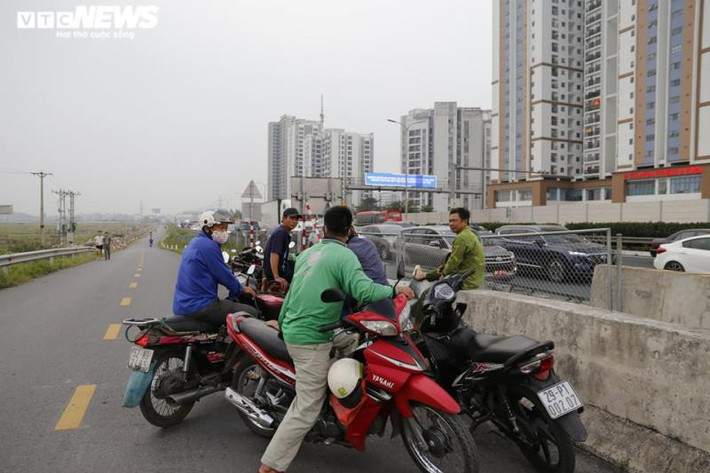 Những tài xế xe ôm xếp thành từng tốp chờ đón khách cũng không được vì tắc đường xe khách không thể tới trả khách.