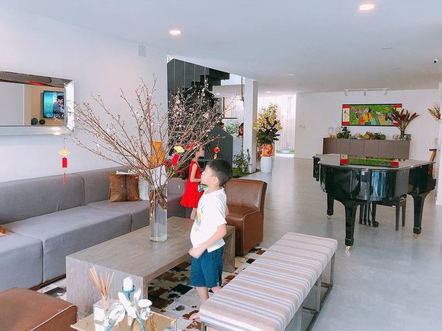 Căn biệt thự ước tính giá trị lên tới cả triệu USD có tất cả 7 phòng ngủ, bể bơi trong nhà, gara để ô tô và khu vườn thoáng mát.