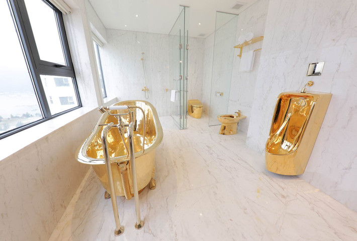 Thậm chí, khách sạn này còn dát vàng 24k cả bồn rửa mặt, bệ xí và bồn tắm.