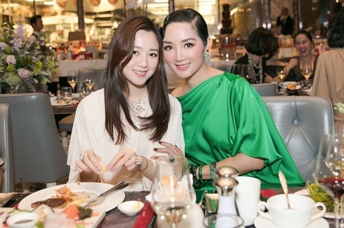 Anh Sa sở hữu gần như toàn bộ nét đẹp của mẹ, với đôi môi chúm chím, làn da trắng hồng và nụ cười rạng rỡ.