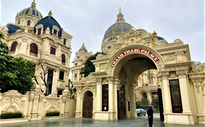 Nằm trên diện tích 2.000m2 đất, ngay sát quốc lộ 1 thuộc địa phận Gia Viễn (Ninh Bình), lâu đài Thành Thắng của ông Đỗ Văn Tiến (52 tuổi) thu hút sự chú ý của nhiều người. Ảnh: Baodansinh.