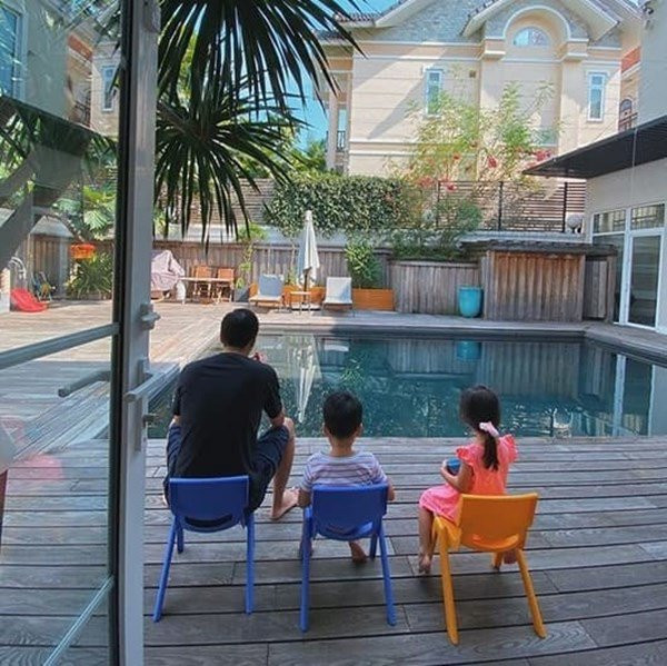 Bên ngoài biệt thự có bể bơi nhỏ để con vui chơi, thư giãn.