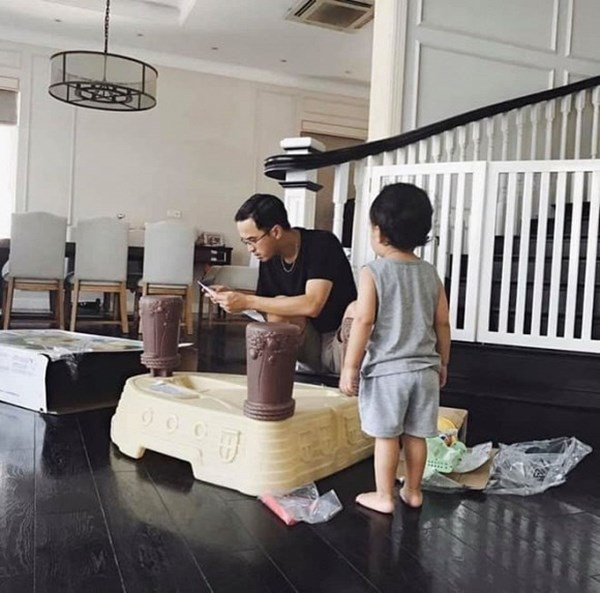 Sàn nhà được ốp gỗ.