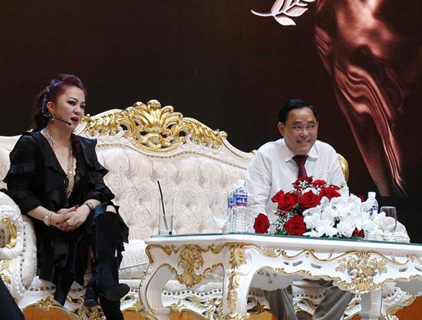 Chia sẻ trên Doanh nhân & Pháp luật, bà Nguễn Phương Hằng cho biết chấp nhận hi sinh và chịu bao điều tiếng thị phi để đứng ra nhận vai trò điều hành Đại Nam chỉ vì một lý do duy nhất đó là vì tình yêu và trách nhiệm của một người vợ đối với chồng mình. Ảnh: Tuoitredoisong.