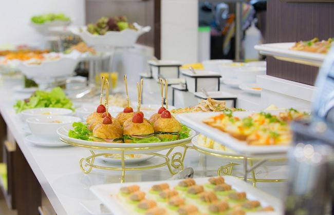 Các khách sạn thường nâng giá phòng lên, sau đó ghi kèm với bữa sáng miễn phí. Thậm chí, chi phí của bữa ăn còn có thể được cộng thêm gấp 2, 3 lần giá trị thực.