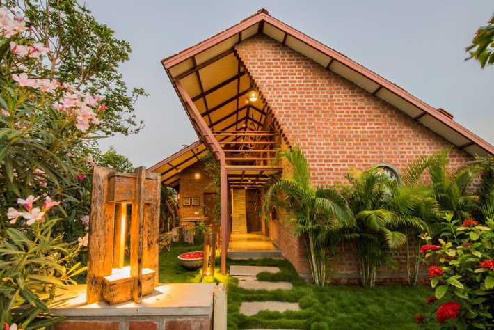 Lớp gạch nung ấn tượng bao phủ toàn bộ công trình.