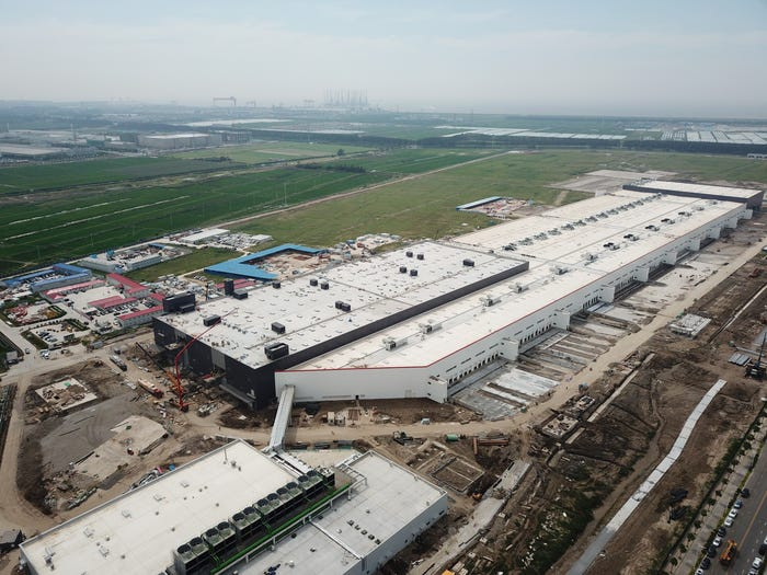 Tỷ phú công nghệ cũng sở hữu một bất động sản khác ở gần trụ sở Tesla. Căn biệt thự nằm ở vùng ngoại ô Bayborough, tuổi đời lên tới 100 năm, rộng 1000 m2, bao gồm 10 phòng ngủ với giá 23,4 triệu USD vào tháng 6/2017.
