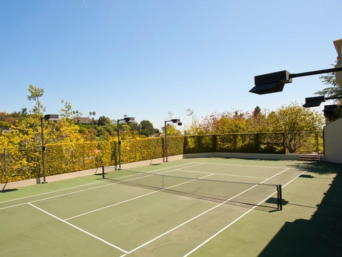 Căn biệt thự còn có cả sân tennis.