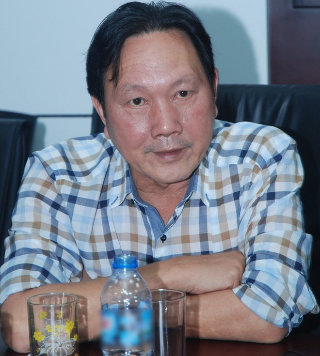 Ông chủ thủy sản Hùng Vương không thích dùng điện thoại xịn mà chỉ sử dụng điện thoại Nokia 6010 và Nokia 2100. Ảnh: Vietnamnet.