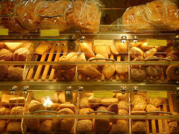 Quầy bánh mì, đồ nướng hay đồ ăn chín luôn được siêu thị đặt gần cửa ra vào. Mùi thơm hấp dẫn của chúng có khả năng kích thích nhu cầu mua sắm của khách hàng.