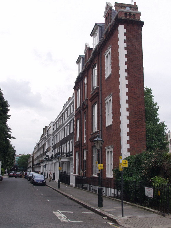 Tòa nhà siêu mỏng nằm ở Nam Kensington, thủ đô London (Anh) được trang bị thêm một thang máy ngoài trời.