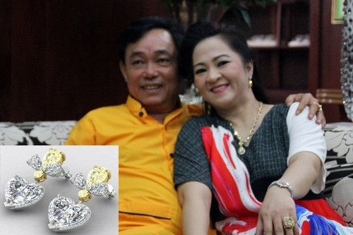 Trước đó, năm 2015, nhân kỷ niệm 5 năm ngày cưới, ông Dũng tặng vợ đôi hoa tai bằng kim cương trọng lượng khoảng 30 cara. Cặp hoa tai được ông đặt từ một tiệm kim hoàn nổi tiếng tại Singapore chế tác theo kiểu mẫu riêng để tặng vợ.