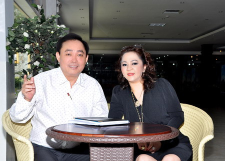 Ngày 17/1/2013, đại gia Huỳnh Uy Dũng treo thưởng 100 tỷ đồng cho bất cứ ai chứng minh được vợ ông – bà Nguyễn Phương Hằng (Phó Tổng giám đốc Công ty cổ phần Đại Nam, điều hành về du lịch) đem tài sản của ông đi thế chấp vay tiền bên ngoài, còn ông thì bị tâm thần có chứng nhận của bác sĩ.