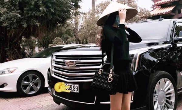 Trên trang cá nhân, 10X Quảng Bình không ngần ngại chia sẻ những món đồ hiệu mình sở hữu, từ Gucci, Hermes, Chanel đến Louis Vuitton. Ngoài ra, cô từng khoe được bố mẹ tặng ôtô khi vừa tròn 18 tuổi.
