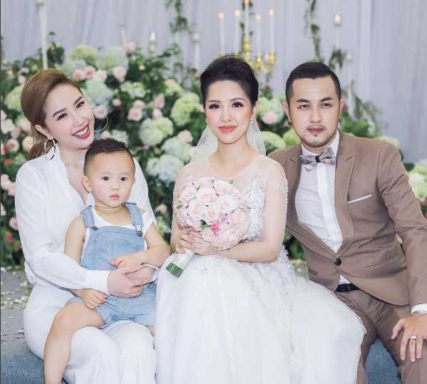 Cô nàng cũng thường xuyên chia sẻ trên mạng những khoảnh khắc đi du lịch sang chảnh cùng chồng con.