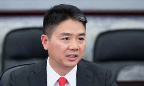 Bên nhau bình yên được 3 năm thì đại gia họ Lưu bị cáo buộc tấn công tình ái nữ sinh viên đại học và bị bắt giữ ở Mỹ. Ảnh: Sina.