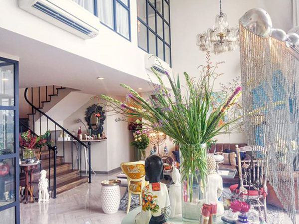 Penhouse của Lý Quí Khánh có 2 tầng, sử dụng màu trắng làm chủ đạo kết hợp với sàn gỗ tạo nên sự sang trọng.
