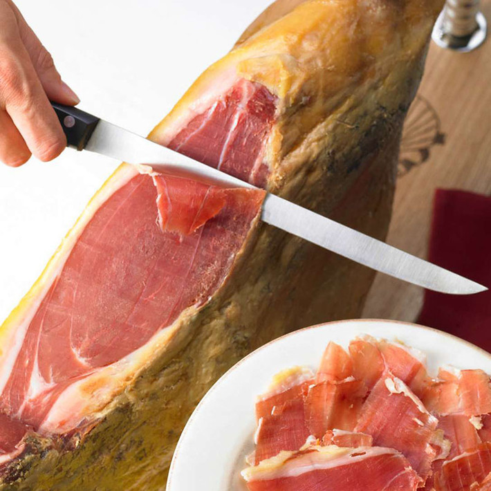 Đặc biệt, nhiều cửa hàng tại Việt Nam nhập khẩu món thịt lợn muối Iberico về bán với giá trung bình khoảng 2,5-3,5 triệu đồng/kg. Ảnh: Wineandfood.