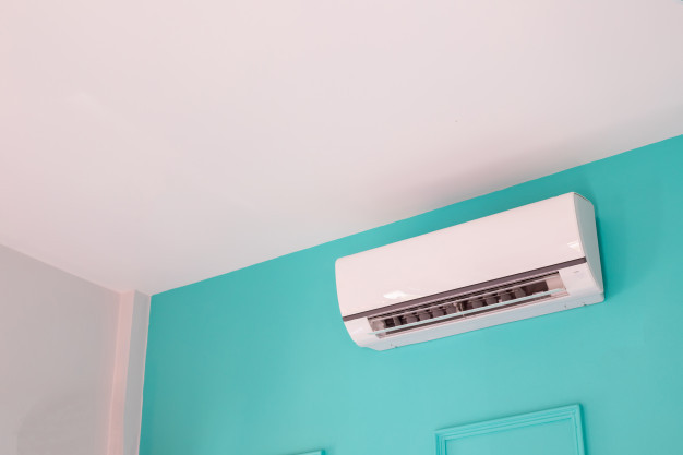 Nếu lắp thêm quạt hút gió để tăng cường trao đổi không khí cho phòng hãy đặt quạt ở vị trí trên cao và không gần dàn lạnh để đảm bảo quạt không hút cả hơi lạnh ra ngoài. Vị trí tốt nhất để đặt quạt hút gió là trên cao và đối diện dàn lạnh.