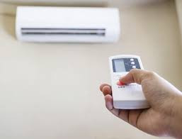 Một số người cho rằng điều hòa để ở chế độ Dry (biểu tượng hình giọt nước) thay cho chế độ Cool có thể tiết kiệm điện gấp 10 lần. Tuy nhiên, các chuyên gia điện máy cho rằng, vào những ngày nắng nóng thì không nên đặt chế độ Dry.