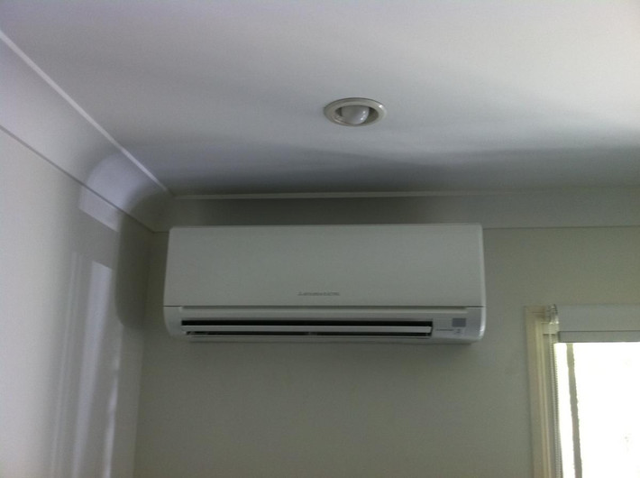 Hãy chắc chắn rằng căn phòng được đóng kín khi bật điều hòa để không làm thất thoát hơi lạnh vì máy sẽ phải làm việc nhiều hơn với công suất lớn hơn. Ngoài ra, hãy treo thêm rèm cửa nếu như phòng đang hứng nắng trực tiếp.