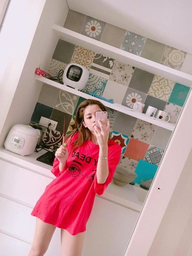 Mọi góc trong nhà đều có thể tận dụng làm góc "sống ảo" của cô nàng. Ảnh: FBNV.
