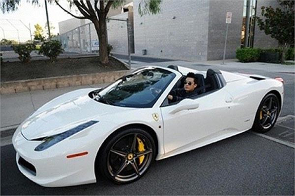 Lam Trường cũng tậu chiếc siêu xe Ferrari 458 Italia màu trắng với giá khoảng 290.000 USD (tương đương với 6 tỷ đồng) để phục vụ cho những lần lưu diễn và thăm gia đình tại Mỹ. Ảnh: Thế giới trẻ.