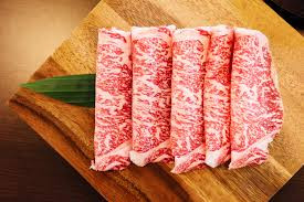 Thực tế, chỉ có khoảng 3000 chú bò được công nhận là Kobe mỗi năm, và thịt bò Kobe chỉ chiếm 0,6% trong số liệu tiêu thụ bò ở Nhật. Đặc biệt, chỉ một phần nhỏ trong số 0,6% đó là được xuất khẩu.