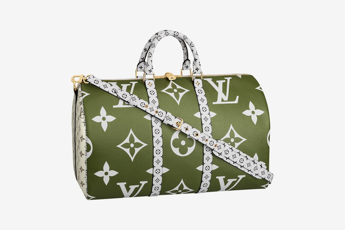 Đáng chú ý, Louis Vuitton cũng là thương hiệu bị làm giả nhiều nhất trong lịch sử thời trang, với chỉ hơn 1% sản phẩm có logo LV là không bị làm giả.