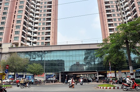 Cao ốc Thuận Kiều Plaza có vị trí đắc địa, là cửa ngõ nối liền với nhiều tỉnh miền Tây, nằm gần khu vực Chợ Lớn, trung tâm mua bán sầm uất ở TP HCM. Những năm hoàng kim, mặt bằng khu trung tâm thương mại này có tỷ lệ lấp đầy lên đến 95%. Cách đây 15 năm, mức giá thuê mặt bằng ở Thuận Kiều Plaza là 160.000 - 200.000 đồng/m2, thuộc dạng đắt nhất nhì TP HCM. Mức giá chào bán căn hộ tại đây vào thời điểm đó khoảng từ 1 đến gần 3 tỷ đồng một căn - mức giá "cắt cổ" với nhiều người nhưng khách hàng vẫn đặt mua.