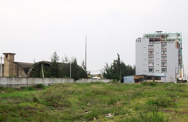Trong đó, đáng chú ý nhất, phần lớn các nhà cao tầng nghi do người Trung Quốc giấu mặt làm chủ sở hữu chủ yếu tập trung trên tuyến đường Võ Nguyên Giáp, đoạn ngang qua sân bay Nước Mặn.