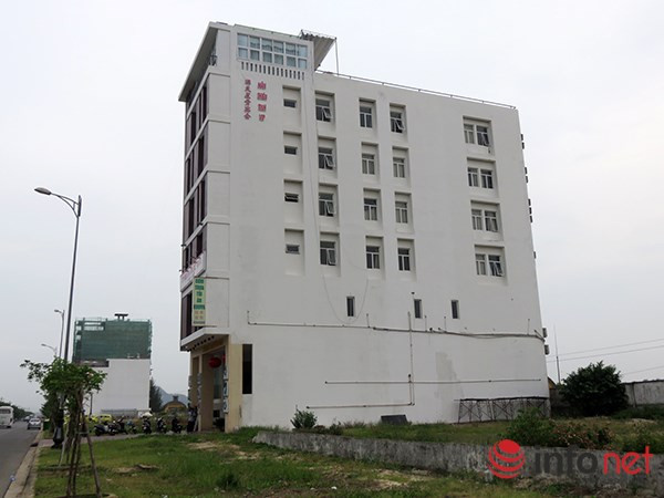 Một tòa nhà cao tầng nghi chủ sở hữu là người Trung Quốc, hiện có ghi chữ Trung Quốc và những ký tự lạ.
