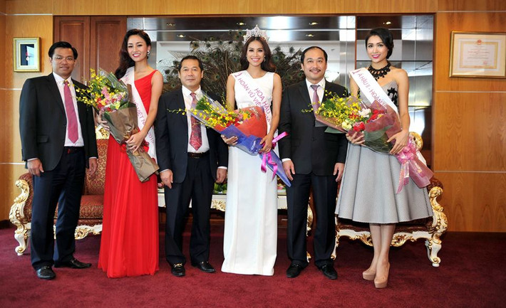 Ba người đẹp Hoa hậu và Á hậu Hoàn vũ Việt Nam 2015 chụp ảnh kỷ niệm cùng đại diện các nhà tài trợ.
